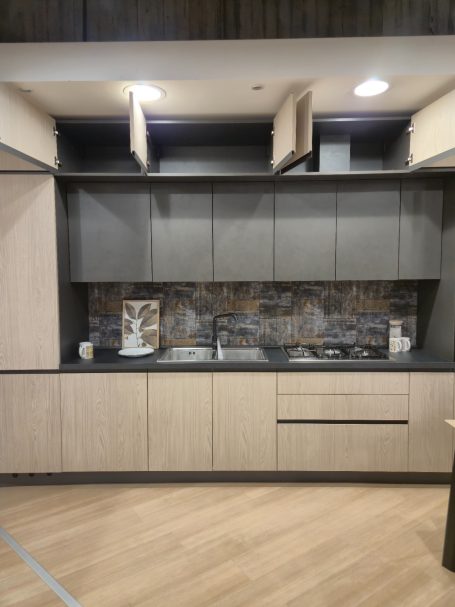 Pure luxe in perfect design Moderne keuken met houten kasten en een opvallende stenen achterwand.
