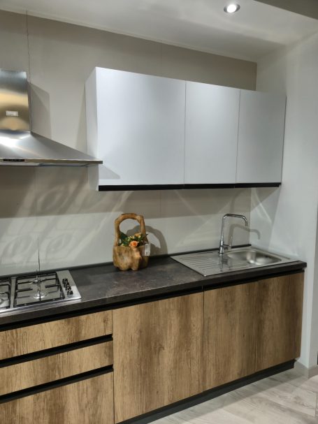 Natuurlijke warmte in modern design Moderne keuken met houten kasten, een gasfornuis en een spoelbak.