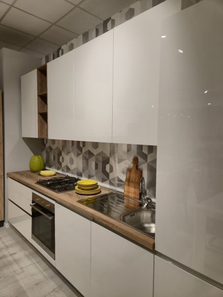 Pure elegantie in Italiaans design Moderne keuken met witte kasten, een houten aanrecht en een stenen achterwand.