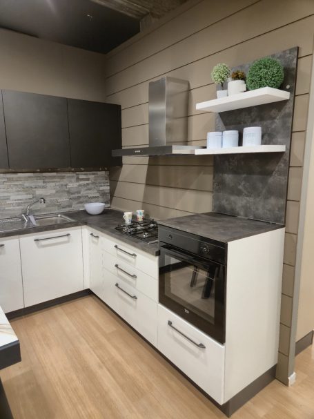 Strakke eenvoud, maximaal wooncomfort Moderne keuken met zwarte en witte kasten, een oven en open planken voor decoratie.