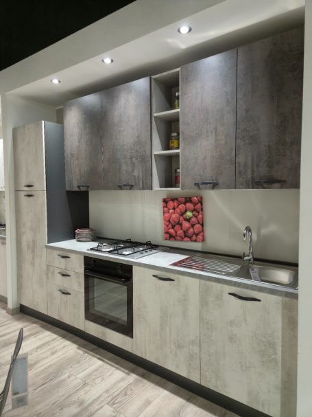 Moderne keuken met grijze kasten, een oven, en een kleurrijk schilderij aan de muur.