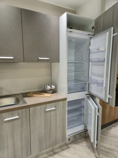 Beko koelkast 274 liter open detail Ar-Tre Idea links 360x60 grijze iep en grafiet 3995 euro AR 4591