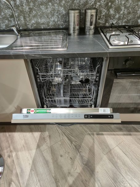 Modern design met een stijlvolle twist Een open vaatwasser in een moderne keuken met aluminium apparaten.
