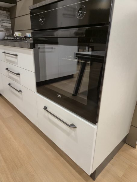 Strakke eenvoud, maximaal wooncomfort Witte keuken met oven en lades, modern en strak design.