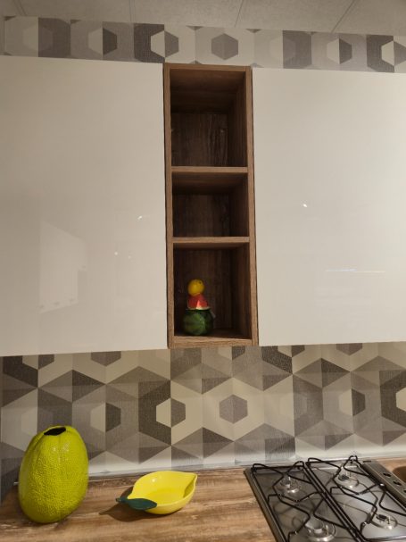 Pure elegantie in Italiaans design Een moderne wandkast met open vakken en geometrische muurdecoratie. Twee kleurrijke vazen.