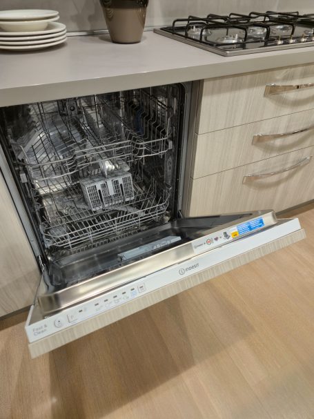 Tijdloze elegantie met Italiaans design Een open vaatwasser in een moderne keuken met schone serviezen binnenin.
