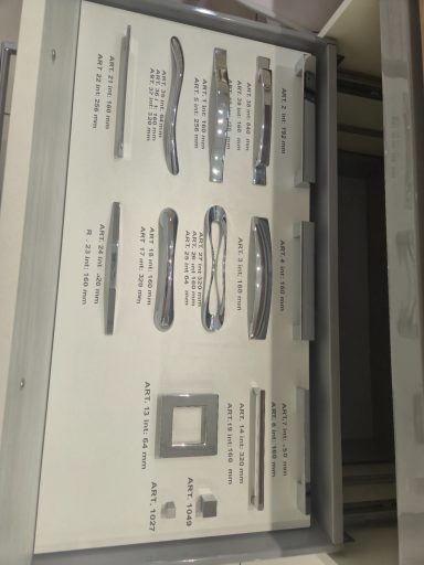 Diverse soorten gereedschap en messen met beschrijvingen op een achtergrond.