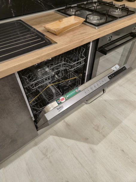 Een open vaatwasser in een moderne keuken met een houten werkblad.