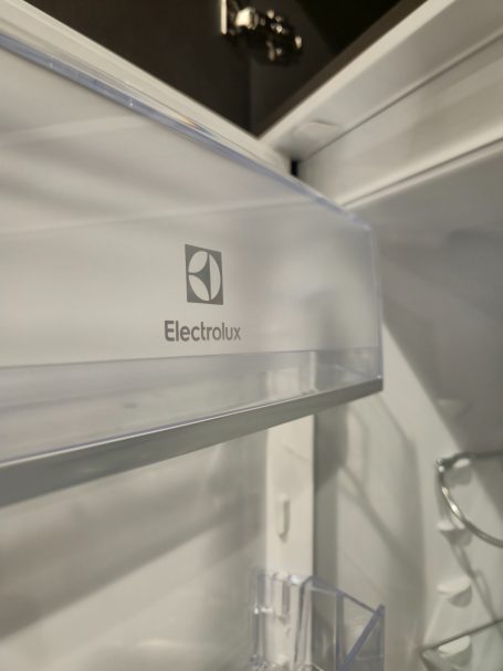 Moderne antracietgrijze keuken Merkenlogo van Electrolux op een koelkastlade.