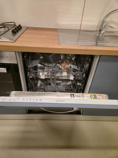 Open vaatwasser met zichtbaar bestek en schalen aan de binnenkant.