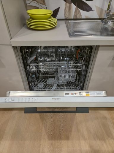 Hotpoint Ariston vaatwasser open Complete keuken Ar-Tre Sky 360 cm