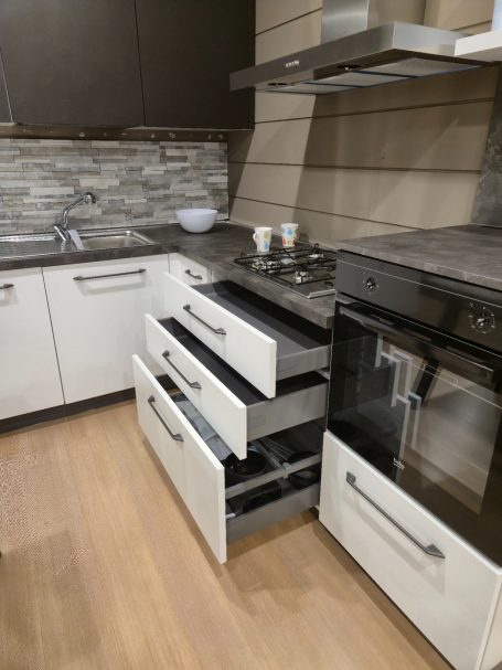 Strakke eenvoud, maximaal wooncomfort Moderne keuken met gasfornuis, oven en open lades.