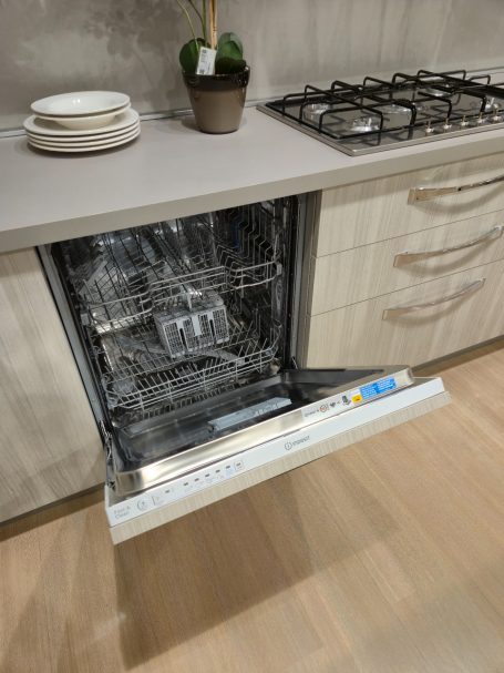 Tijdloze elegantie met Italiaans design Een open vaatwasser met zichtbaar rek en wand in een moderne keuken.