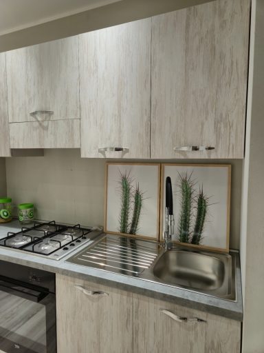 Complete keuken 255 cm Mira Tea links totaaloverzicht met koelkast