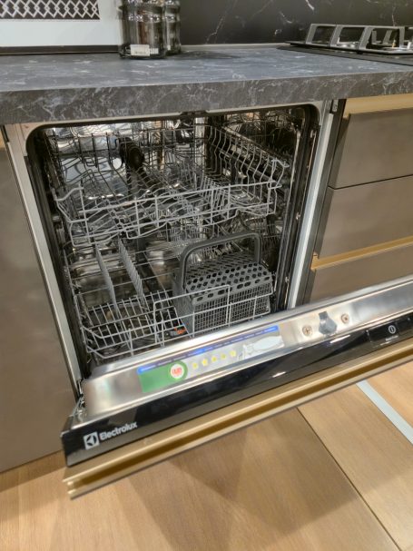 Moderne antracietgrijze keuken Open vaatwasser met lege rekken in een moderne keuken.