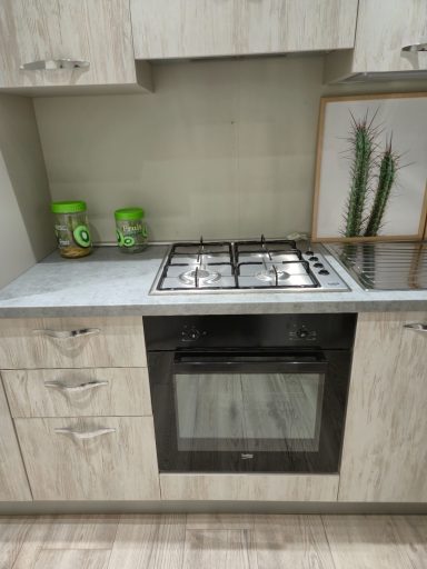 Beko statische oven detail complete keuken 255 cm Mira Tea links 255x60