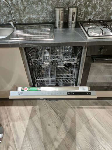 Vaatwasser open in Mira 12 285x60 complete keuken mat taupe Nebraska eik 3895 euro MIRA12