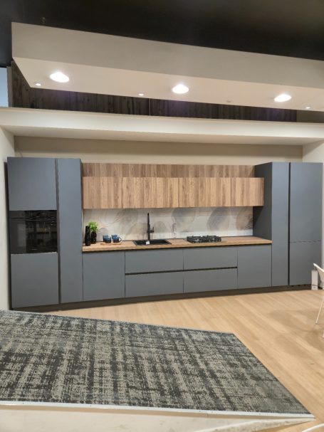 Nooit meer vinder afdrukken zichtbaar Moderne keuken met houten kasten en een lichte werkruimte.