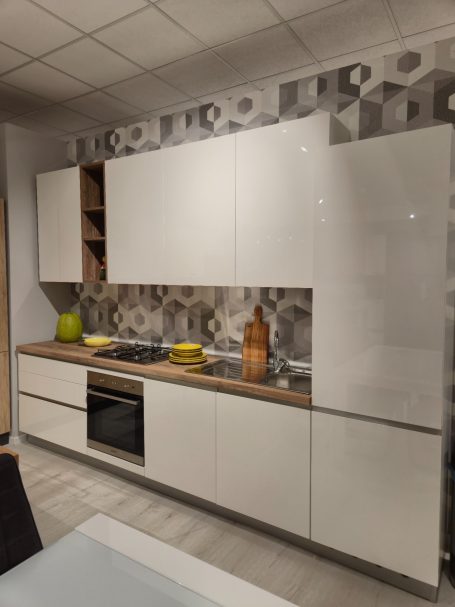 Pure elegantie in Italiaans design Moderne keuken met witte kasten, houten accenten en een sierlijke achterwand.