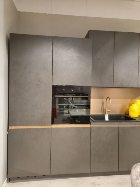 Moderne antracietgrijze keuken Moderne keuken met grijze kasten en een zwart aanrechtblad.