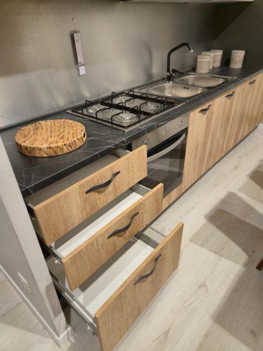 Mira Love 330 links lades softclose systeem mat wit en Nebraska eik keukenlades open AR 14