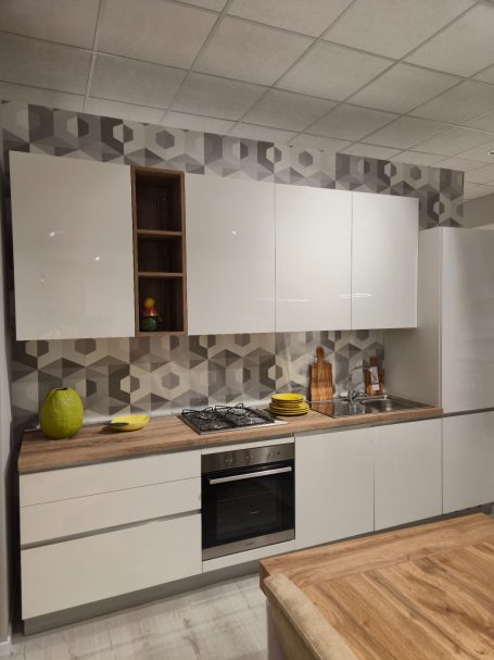 Pure elegantie in Italiaans design Moderne keuken met witte kasten, houten blad en hexagonale tegels op de muur.