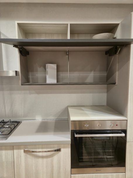 Tijdloze elegantie met Italiaans design Moderne keuken met een oven en bovenkastjes, met een open ruimte ernaast.