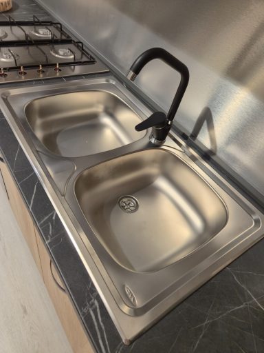 RVS spoelbak met 2 spoelbakken en zwarte kraan Mira Love 330 links keuken AR 14