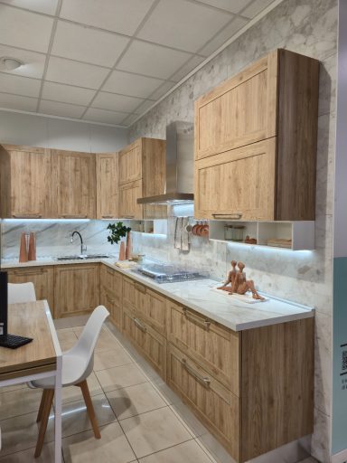 Moderne keuken met houten kasten, marmeren blad en lichte muren.