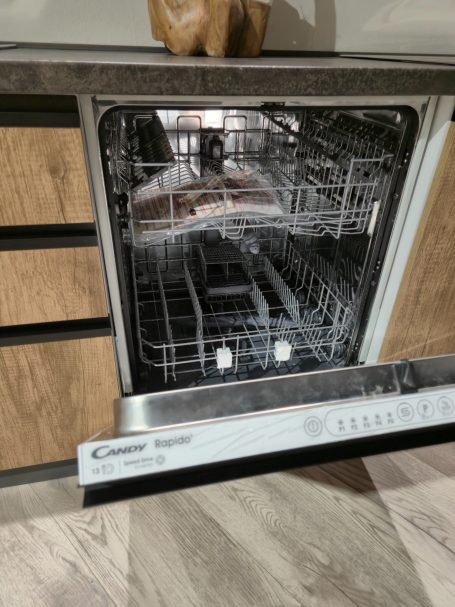 Natuurlijke warmte in modern design Open vaatwasser in een moderne keuken, klaar voor gebruik.