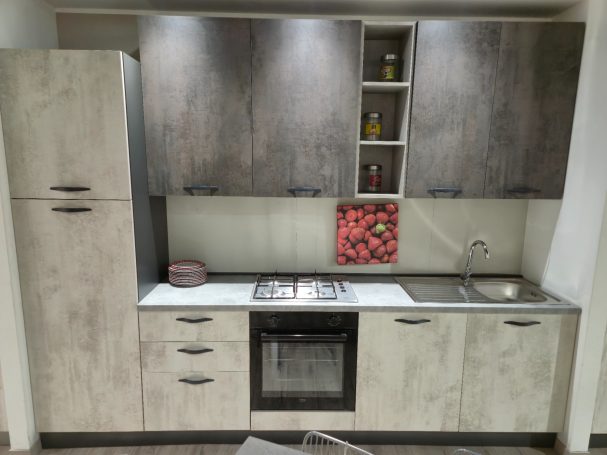 Moderne keuken met houten kasten, fornuis en enkele accessoires.