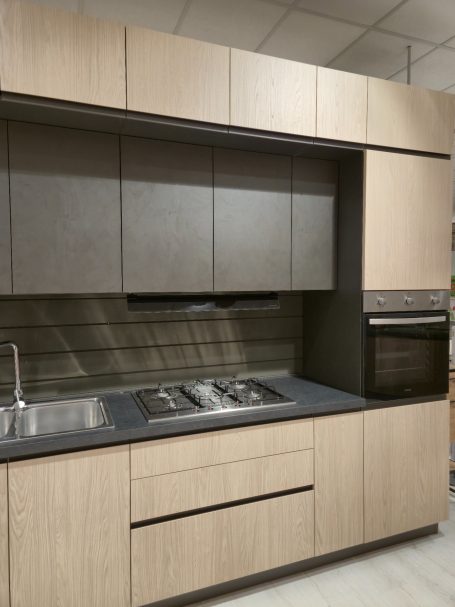 Pure luxe in perfect design Moderne keuken met houten kasten, zwarte aanrecht en inbouwapparatuur.