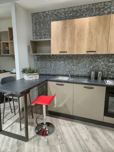 Mira 12 285x60 mat taupe Nebraska eik hoekkeuken met bar schiereiland en roode barkruk 3895 euro MIRA12