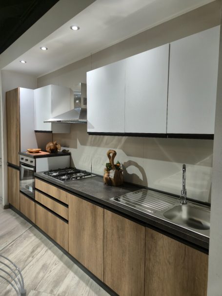 Natuurlijke warmte in modern design Moderne keuken met houten kasten, zwarte werkbladen en een ruime opstelling.