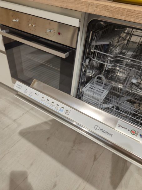 Pure elegantie in Italiaans design Moderne keuken met witte kasten, houten accenten en een sierlijke achterwand.