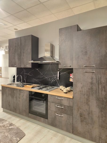 Moderne keuken met donkere kastjes, houtkleurig aanrecht en gasfornuis.