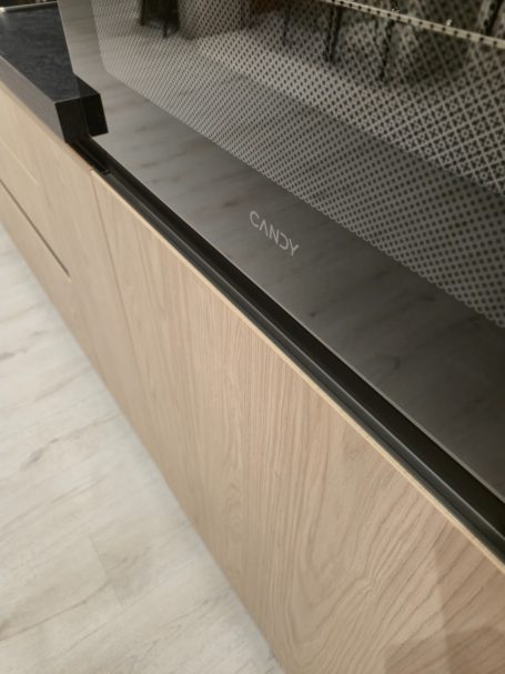 Pure luxe in perfect design Houten meubel met een zwart glazen oppervlak en een logo aan de bovenkant.