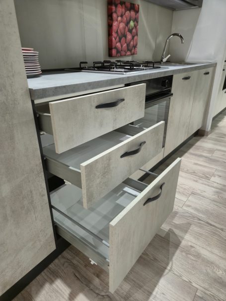 Open keukenkast met drie lades, lichtgekleurde fronten en een moderne uitstraling.