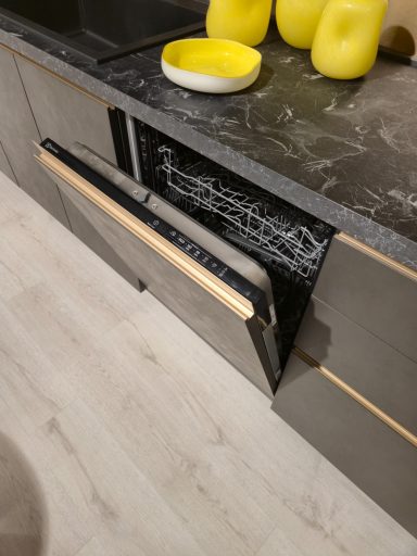 complete keuken Ar-Tre sky 390x60 cm utopia grafiet - 7895 euro inclusief Electrolux apparatuur - AR 3042 - vaatwasser detail