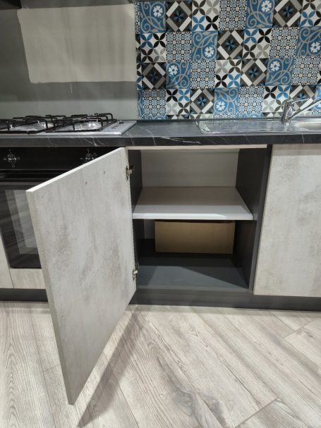 Mira keuken – Moderne rechte keuken met houtlook Moderne keuken met een open kast en gekleurde wandtegels.