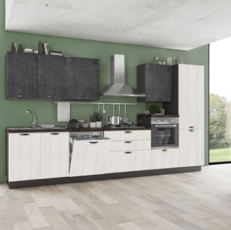 Moderne keuken met grijze kasten, houten aanrecht en grote ramen aan een schuine muur.