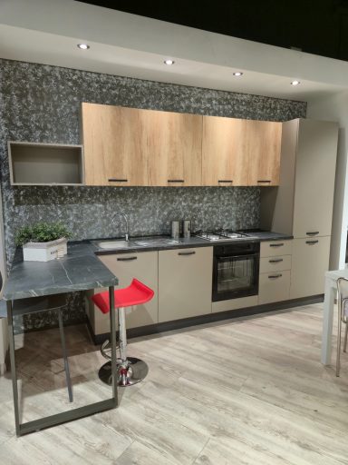 Complete keuken 285 cm Mira 12 285x60 mat taupe en Nebraska eik hoogte 216 cm 3895 euro MIRA12 met kookeiland bar en barkruk rood