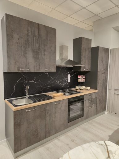 Complete keuken 300 cm Mira Lalla links 300x60 leisteen cement hoogte 240 cm 2995 euro AR 18 met hoge koelkast links