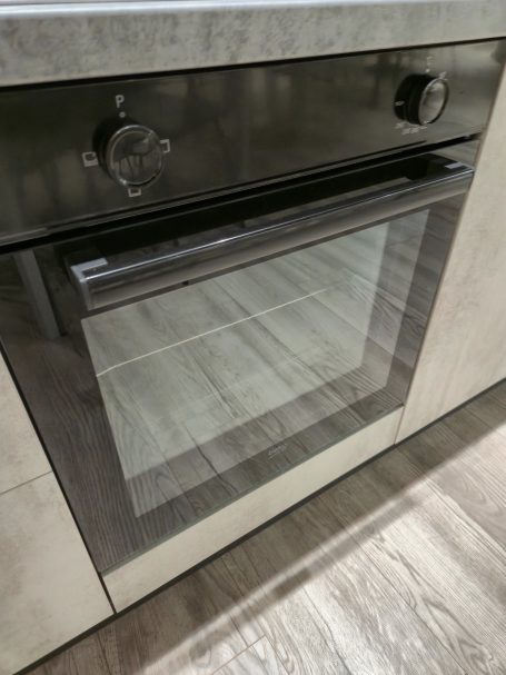 Ingebouwde oven met glazen deur en roestvrijstalen afwerking.