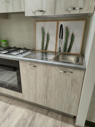 Gasfornuis 4 branders detail complete keuken 255 cm Mira Tea links wit eik