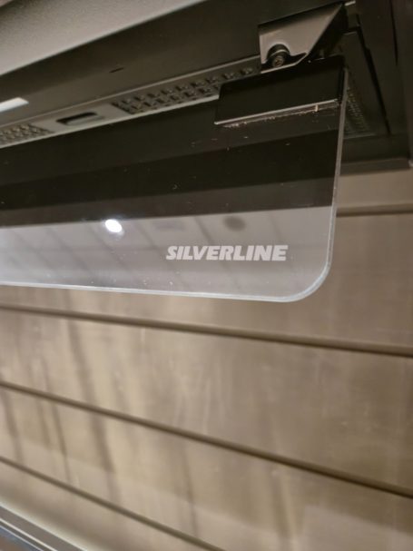 Pure luxe in perfect design Doorzichtige strip met de tekst "SAVERLINE" erop.