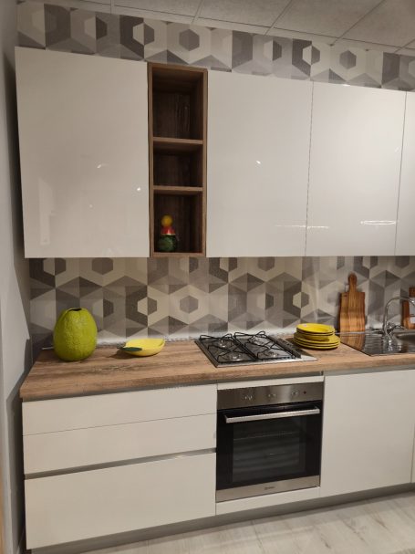 Pure elegantie in Italiaans design Moderne keuken met witte kasten, een houten werkblad en geometrische tegelwanden.