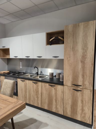 Complete keuken 330 cm Mira Love links 330x60 mat wit en Nebraska eik  showroom vooraanzicht AR 14 3495 euro