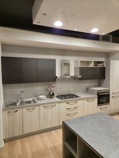 Tijdloze elegantie met Italiaans design Moderne keuken met houten kasten, gasfornuis en een eiland in het midden.