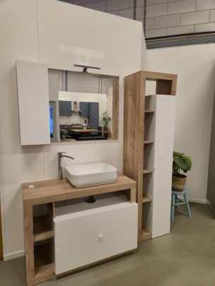 Moderne badkamermeubelset met wastafel, opbergkasten en spiegel in neutrale kleuren.